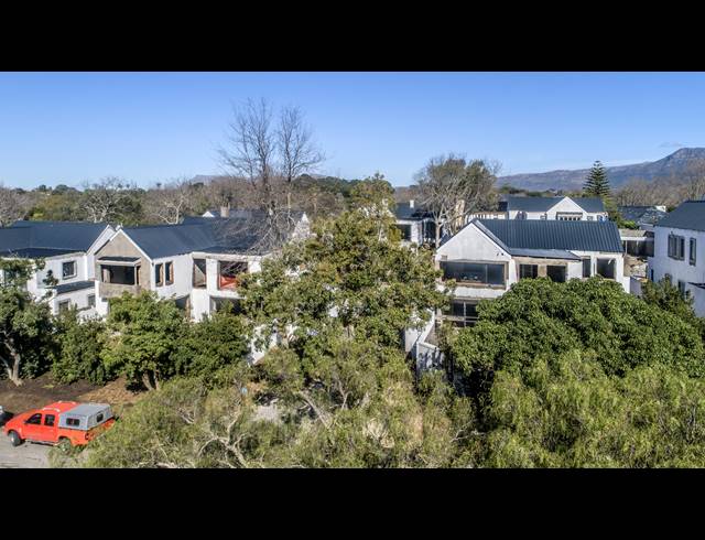 4 BEDROOM HOUSE FOR SALE IN CONSTANTIA